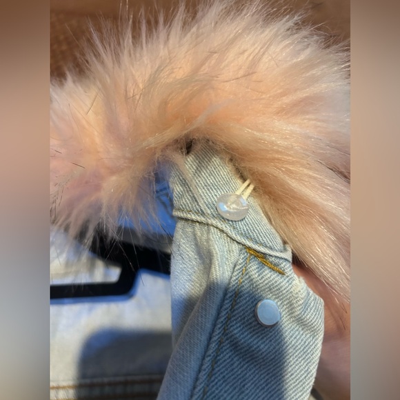 Distressed Denim Jacket w Faux Fur collar - Picture 16 of 16